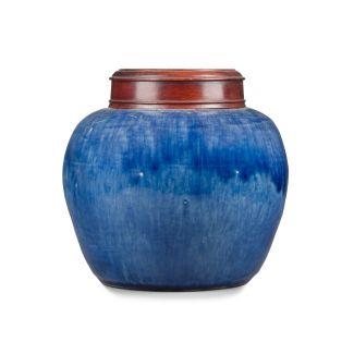 Ein blauglasierter Topf mit Holzdeckel