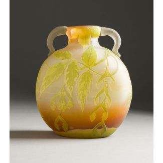 Henkelvase mit glyzinien