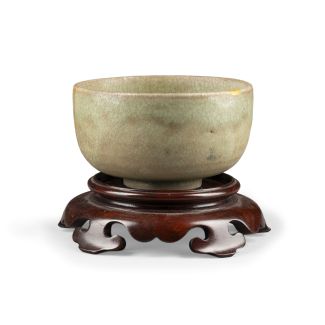 Eine grüne krakelglasierte Teeschale