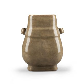 Eine braun krakelglasierte gu-förmige Vase