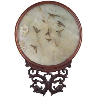 Ein Paar Tischstellschirme aus Holz mit Jadepaneelen