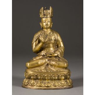 Eine sitzende vergoldete bronzefigur eines karmapa