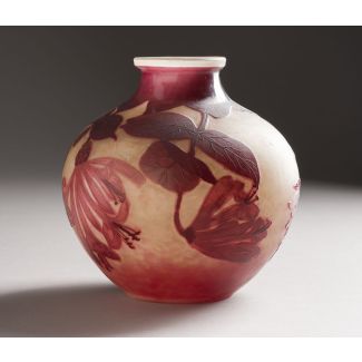 Vase mit trompetenblume