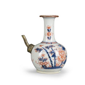 Ein chinesischer Imari-Kendi mit Blumendarstellung