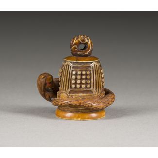 Ein geschnitztes netsuke von kiyohime aus walroßzahn