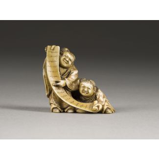 Ein geschnitztes netsuke mit zwei jungen aus elfenbein