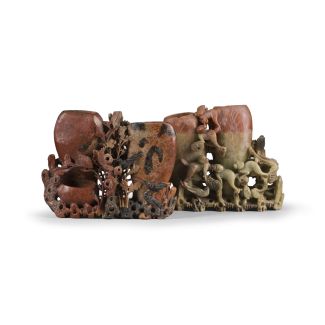 Zwei Vasen und ein Pinselhalter auf Ständer aus Speckstein