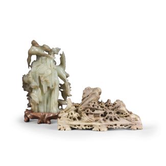 Eine Kranichgruppe auf einem Holzsockel aus Seladon-Jade