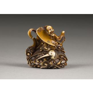 Ein feines geschnitztes netsuke eines weisen aus elfenbein
