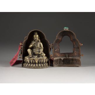 Ein ga'u-kasten mit einer bronzefigur von tsang nyon heruka