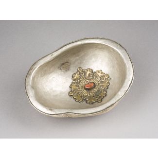 Eine geschnitzte kapala-schale