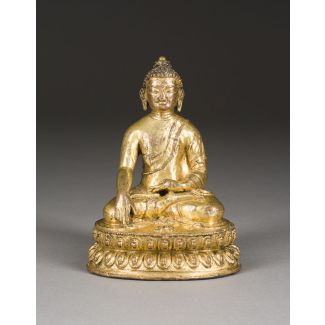 Eine vergoldete bronzefigur des aksobhya