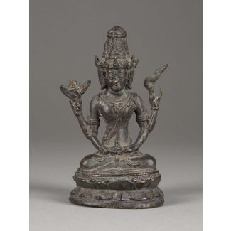 Eine figur eines dreigesitigen bodhisattva aus bronze