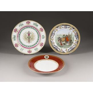 Sammlung von drei tellern