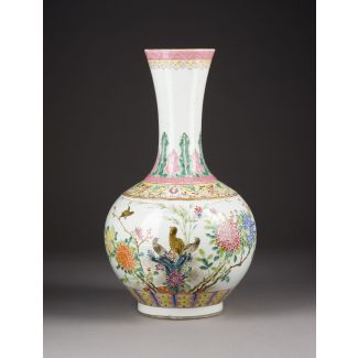 Eine famille-rose-flaschenvase mit blumendarstellung