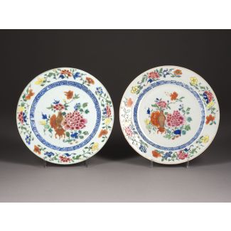Paar famille-rose-teller mit blumendekor