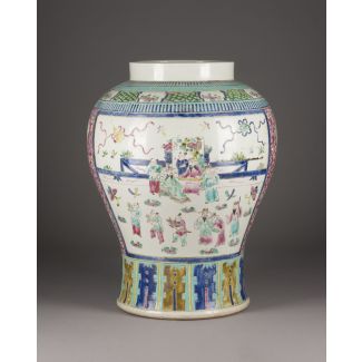 Eine grosse famille-rose-vase mit figurendarstellung