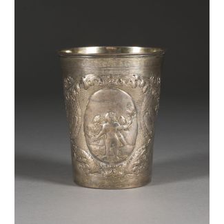 Barocker becher mit putti-dekor