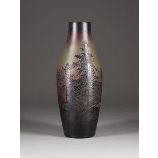 Vase mit berglandschaft und fluss im abendlicht