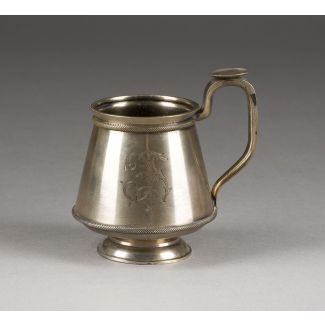 HENKELTASSE MIT GRAVURMONOGRAMM UND DATIERUNG '1861 - 1911'
