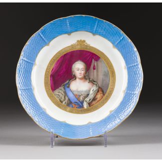 A PORCELAIN PLATE WITH A PORTRAIT OF THE EMPRESS ELIZABETH I 
