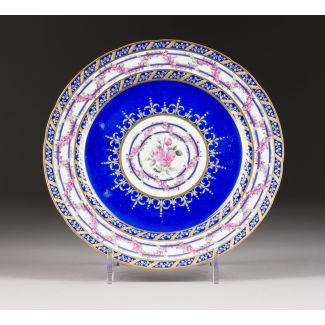 A FINE PORCELAIN PLATE WITH FLORAL DECOR 