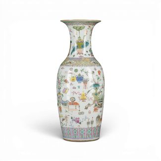 A LARGE FAMILLE ROSE VASE DEPICTING "ONE HUNDRED ANTIQUES"