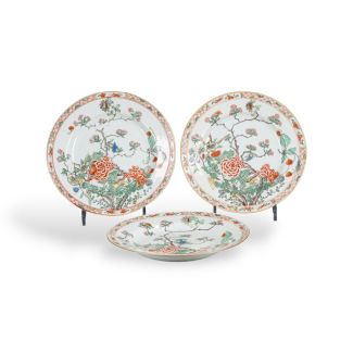 A SET OF THREE FAMILY GREEN PLATES WITH FLORAL DESIGNS