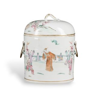 A FAMILLE ROSE LIDDED VESSEL WITH FIGURAL DEPICTION