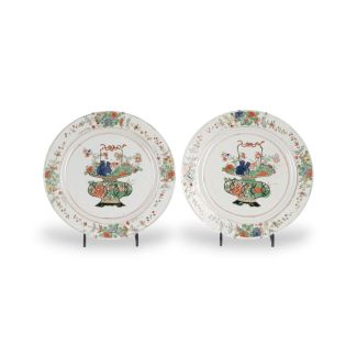 PAIR OF FAMILLE VERTE PLATES WITH FLOWER BASKET DESIGN