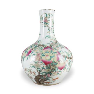 A LARGE FAMILY ROSE VASE DEPICTING NINE PEACHES