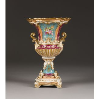 A PORCELAIN VASE WITH FLORAL DECOR 