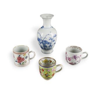Ein vierteiliges Set aus Porzellanobjekten