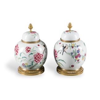 A PAIR OF FAMILLE ROSE TEA TINS WITH LIDS