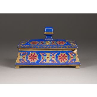 A PORCELAIN LIDDED CASE WITH GOTIC DECOR 