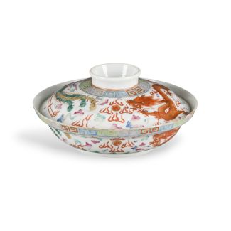 A FAMILLE ROSE BOWL WITH LID DECORATION OF DRAGONS AND PHOENIX