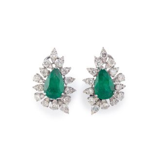 Elegant pear-cut emerald earrings