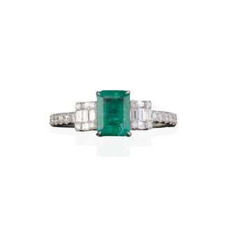 Smaragdring, flankiert von Brillanten
