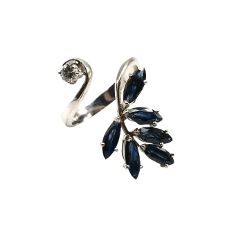 Ring aus Weißgold mit Saphiren und Diamanten.