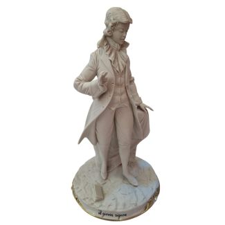 Ein Paar Statuen von Figuren aus dem 19. Jahrhundert