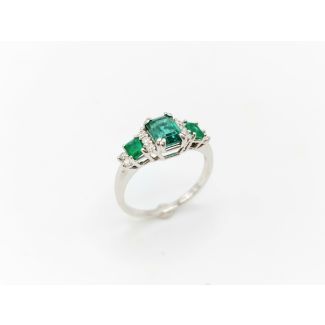 Weißgoldring mit Smaragden und Diamanten