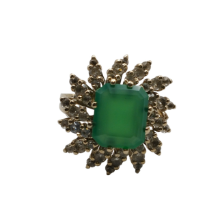Weißgoldring mit Chalcedon und Zirkonia.