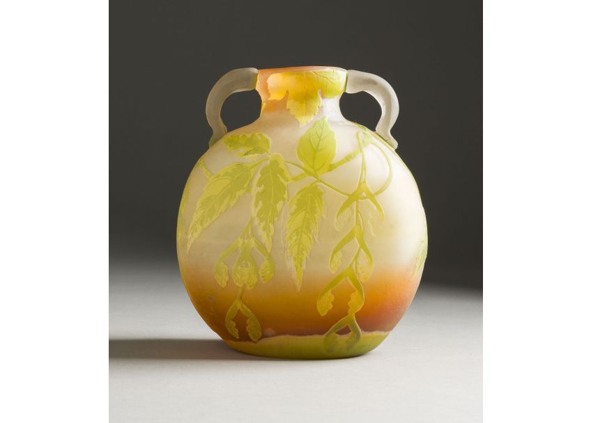 Henkelvase mit glyzinien
