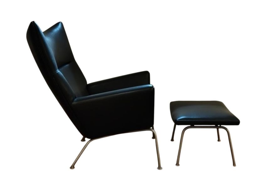 Schwarzer Ochsen-Sessel mit Ottomane von Hans J. Wegner