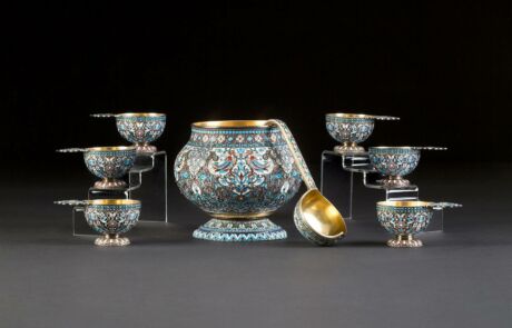 Exquisite Sammlung von emaillierten Metallgefäßen und -schalen auf einer Kunstauktion.