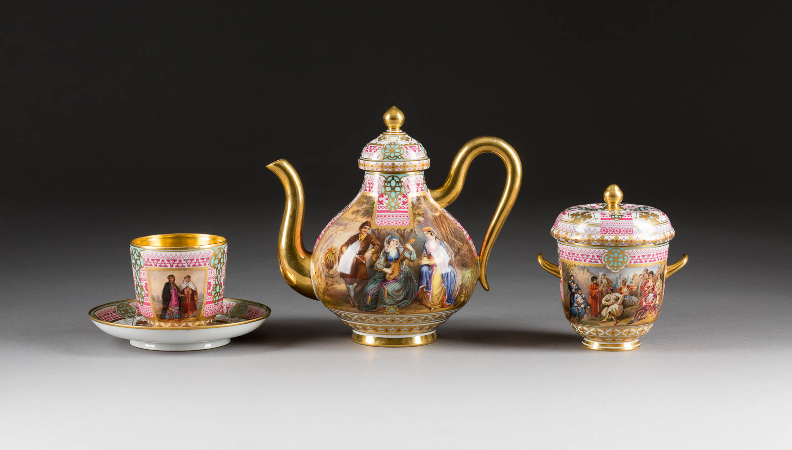 Antikes Teeservice mit kunstvoll bemalter Kanne, Tasse und Zuckerdose auf grauem Hintergrund, präsentiert bei einer Kunstauktion.