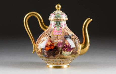 Goldene Teekanne mit kunstvollen Verzierungen und historischen Szenenmalereien.