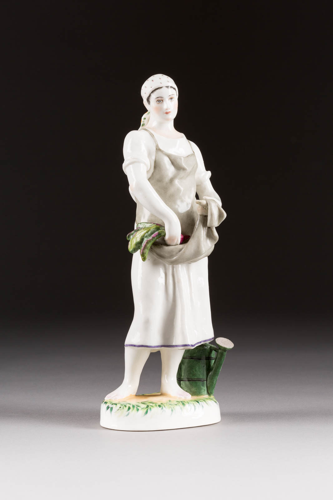 Antike Porzellanskulptur einer stehenden Figur mit gesenktem Blick und Spargelbündel in der Hand, präsentiert bei einer Kunstauktion.