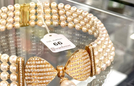 Perlenschmuck mit Diamanten in einer Vitrine, Nummer 66 bei Hargesheimer Kunstauktion.
